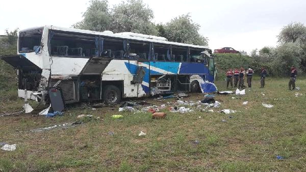 Ankara\'da Yolcu Otobüsü Kaza Yaptı : 8 Ölü, 11\'i Ağır 32 Yaralı (3)