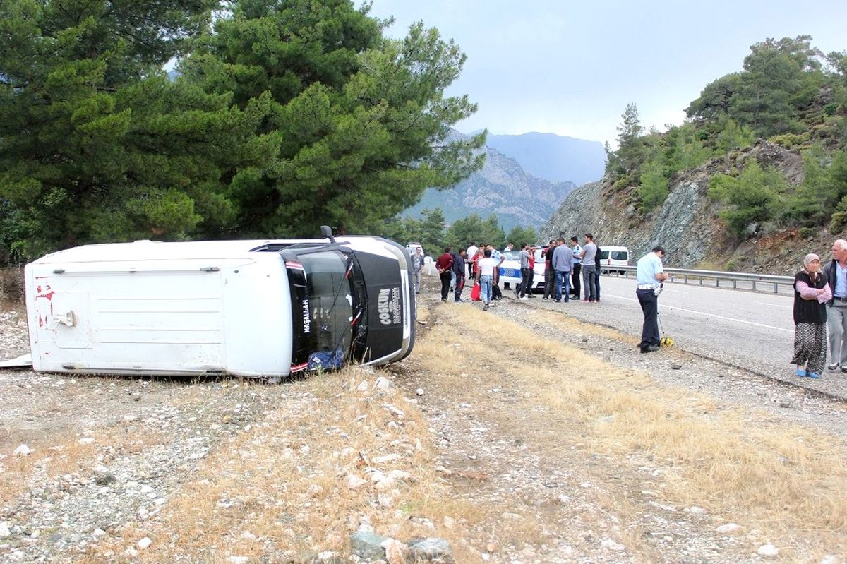 Antalya\'da Otel Servis Minibüsü Devrildi: 5 Kişi Yaralandı