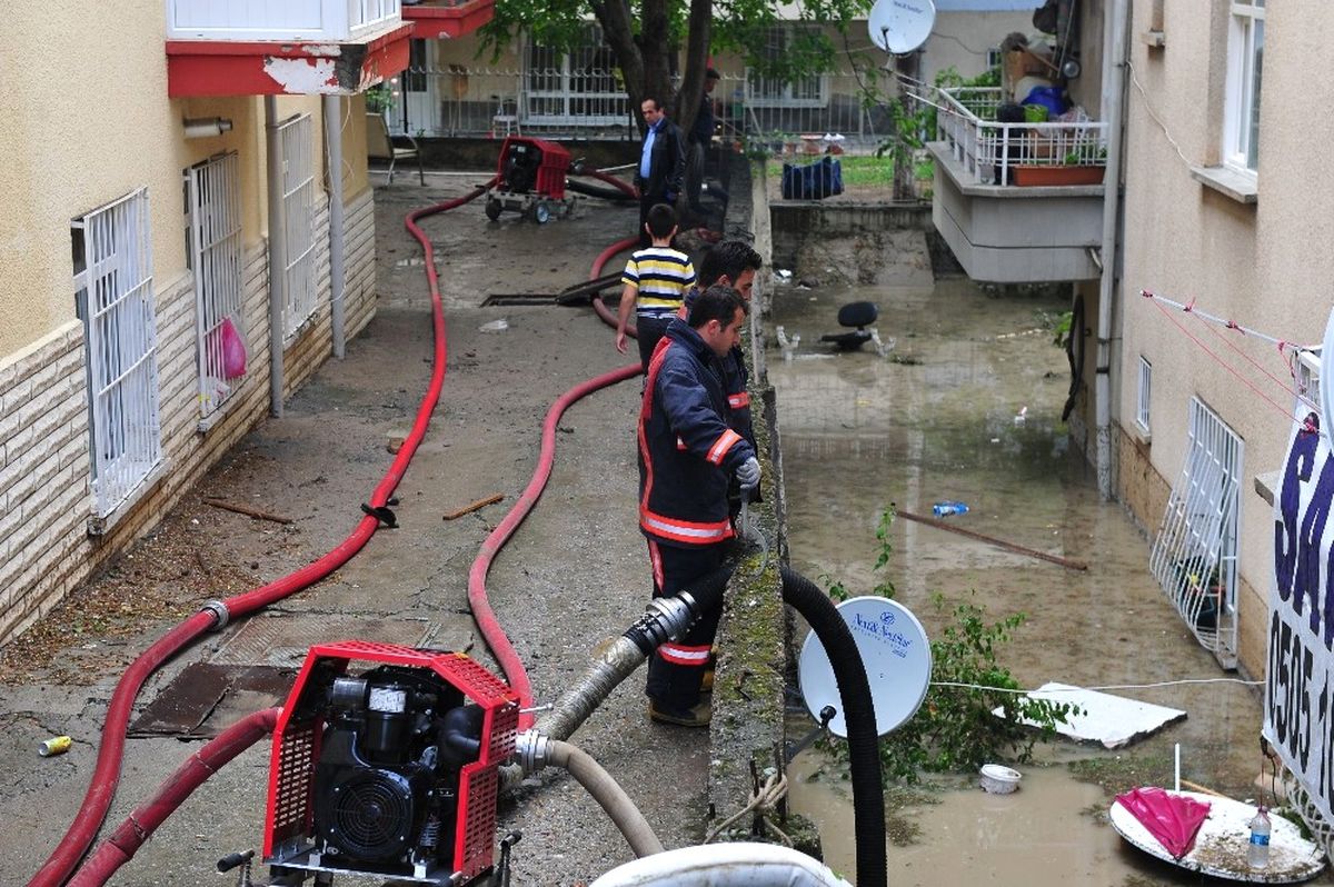 Başkent\'te Ev ve İş Yerlerini Su Bastı