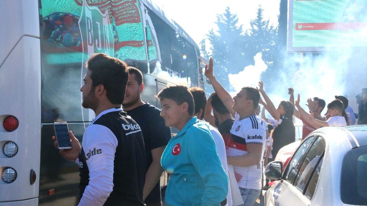 Beşiktaş Gaziantep\'te Şampiyon Sloganıyla Karşılandı