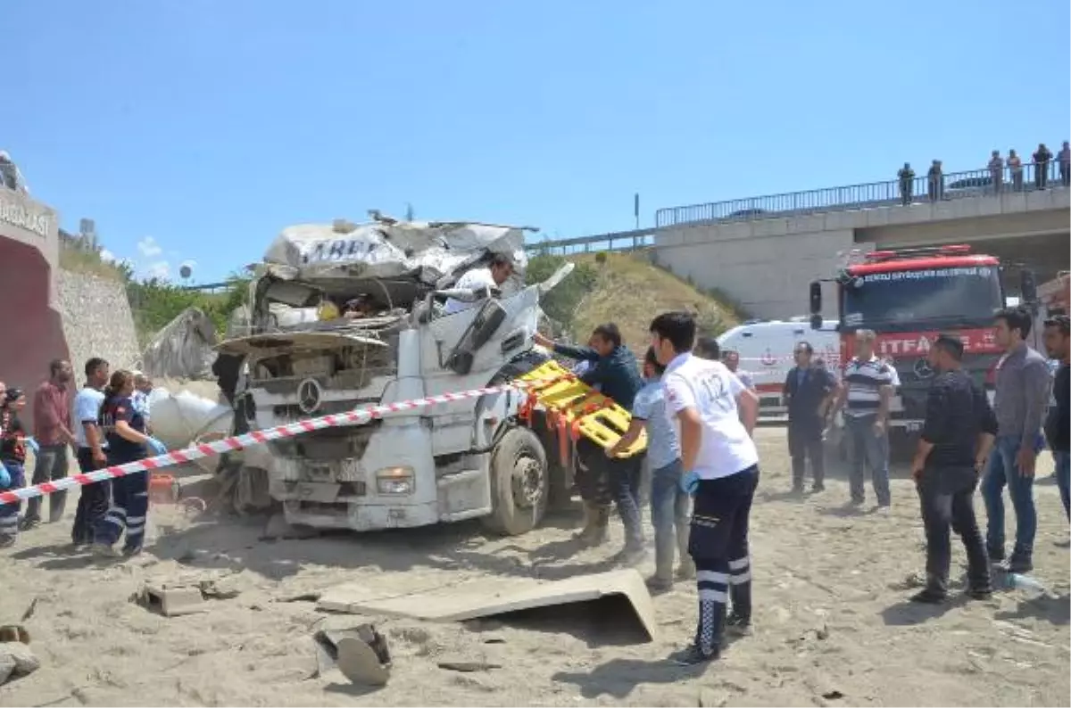 Beton Mikseriyle Köprüden Uçtu- Güvenlik Kamerasından O Anlar- Tekrar