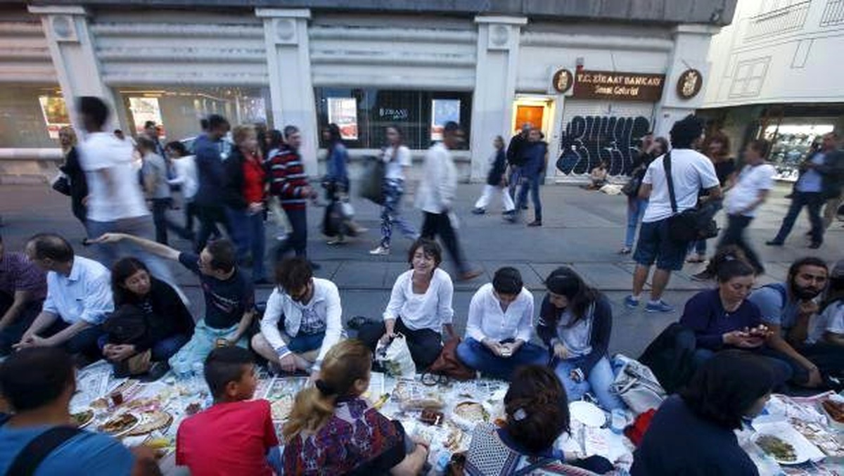 Beyoğlu\'nda "Yeryüzü Sofrası" Kuruldu