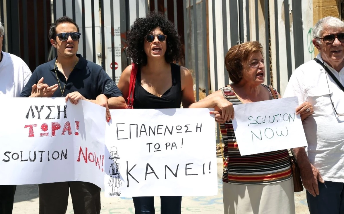 Birleşik Kıbrıs Şimdi" Etkinliğiyle Lefkoşa\'da İnsan Zinciri Oluşturuldu