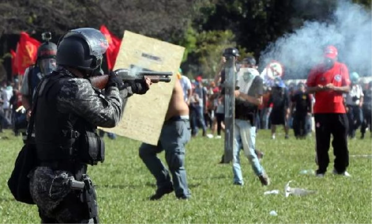 Brezilya\'da Göstericilere Ateş Eden Polise Soruşturma