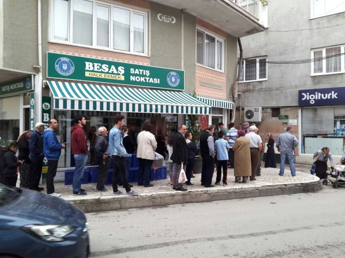 Bursa\'da İftar Vaktinde Pide Kuyruğu