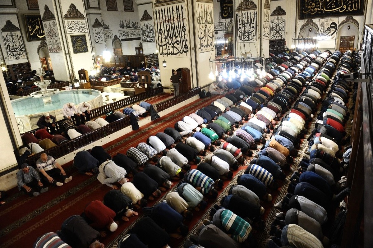 Bursa Ulu Camii\'de İlk Teravih Namazı