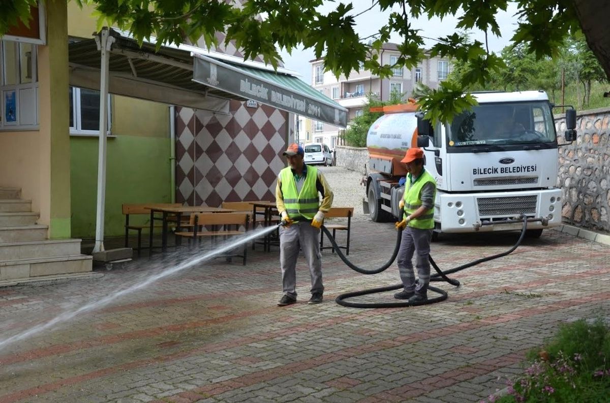 Cami Önleri ile Cadde ve Sokaklar Temizleniyor