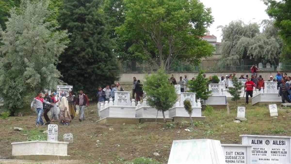Cenazede \'Pompalı Katilin Geleceği\' Söylentisi Panik Yarattı