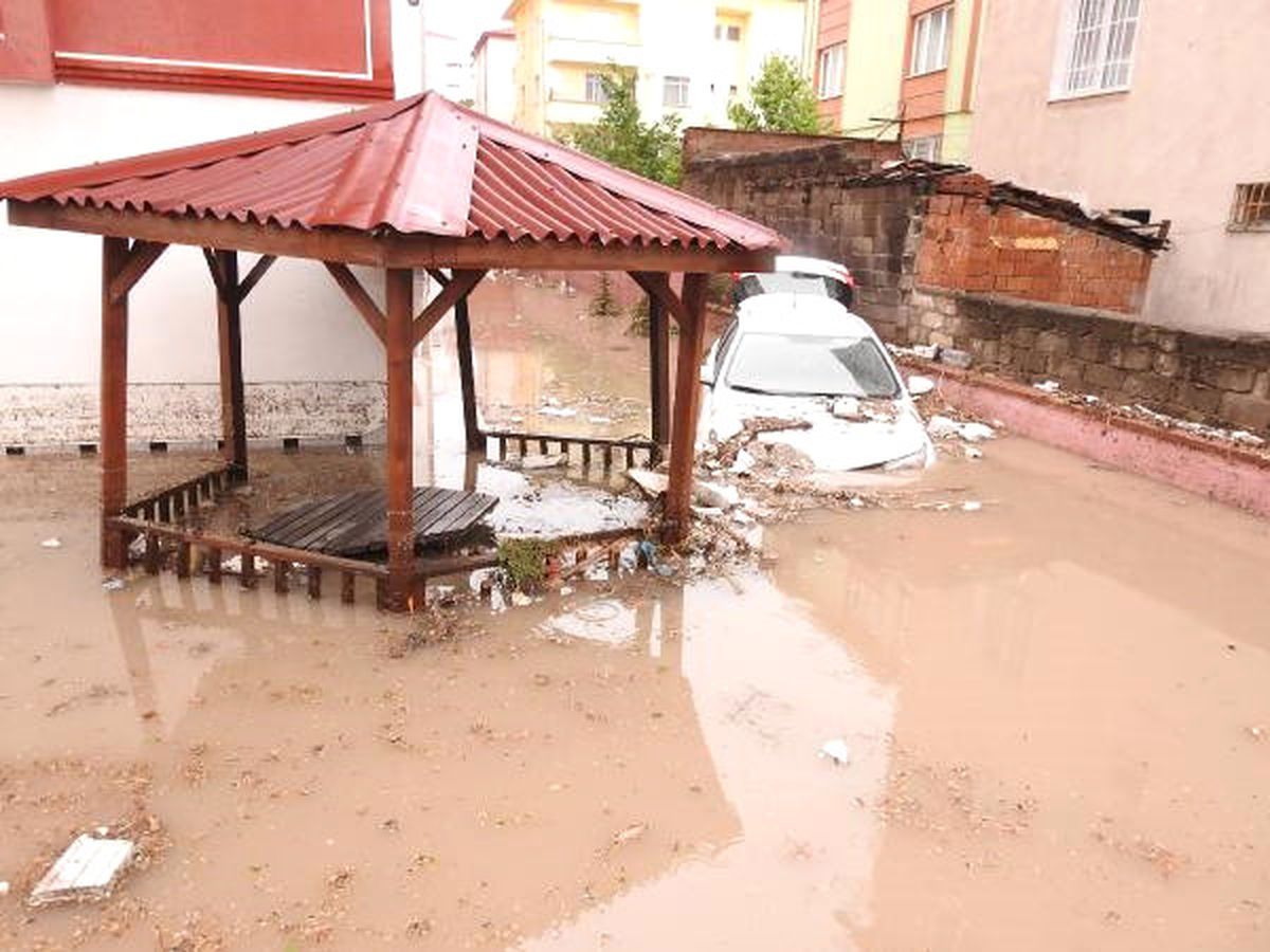 Çorum\'da Şiddetli Yağış Hayatı Felç Etti (2)