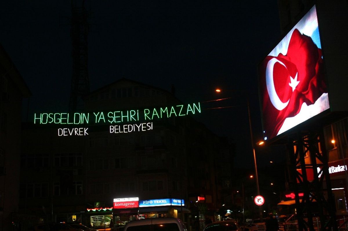 Devrek Belediyesi Işıklı Mahyalarla Şehri Süslemeye Başladı