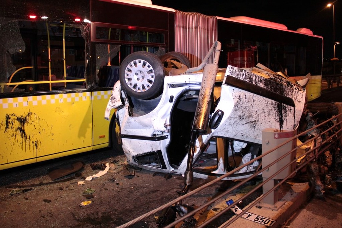 Dha İstanbul - Metrobüs Kaza Yaptı : 5 Yaralı (2)