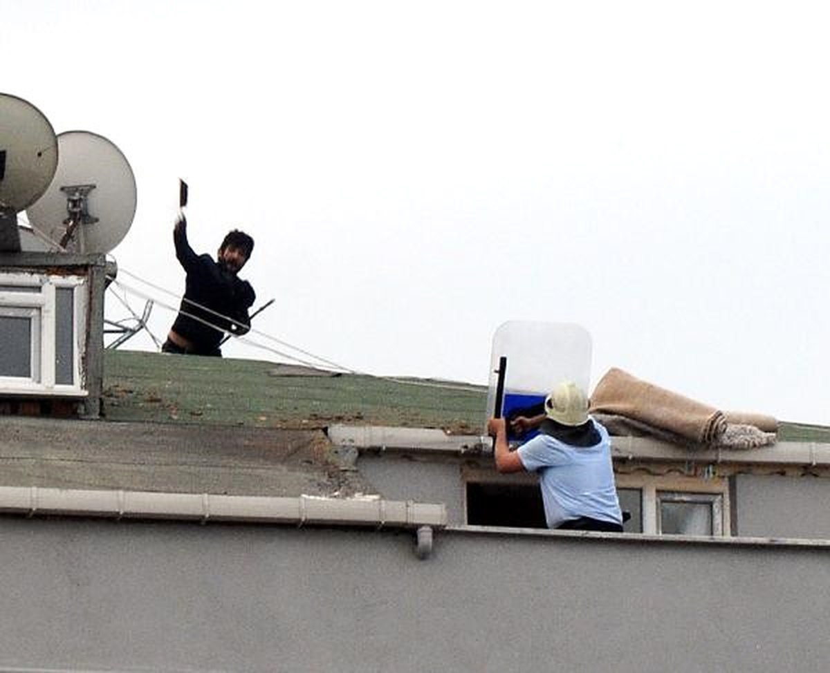 Dha İstanbul-  Taş, Sopa, Kremit Yağdırdı... Polis Çatıdaki Kişiyi 6 Saat Sonra Böyle Yakaladı