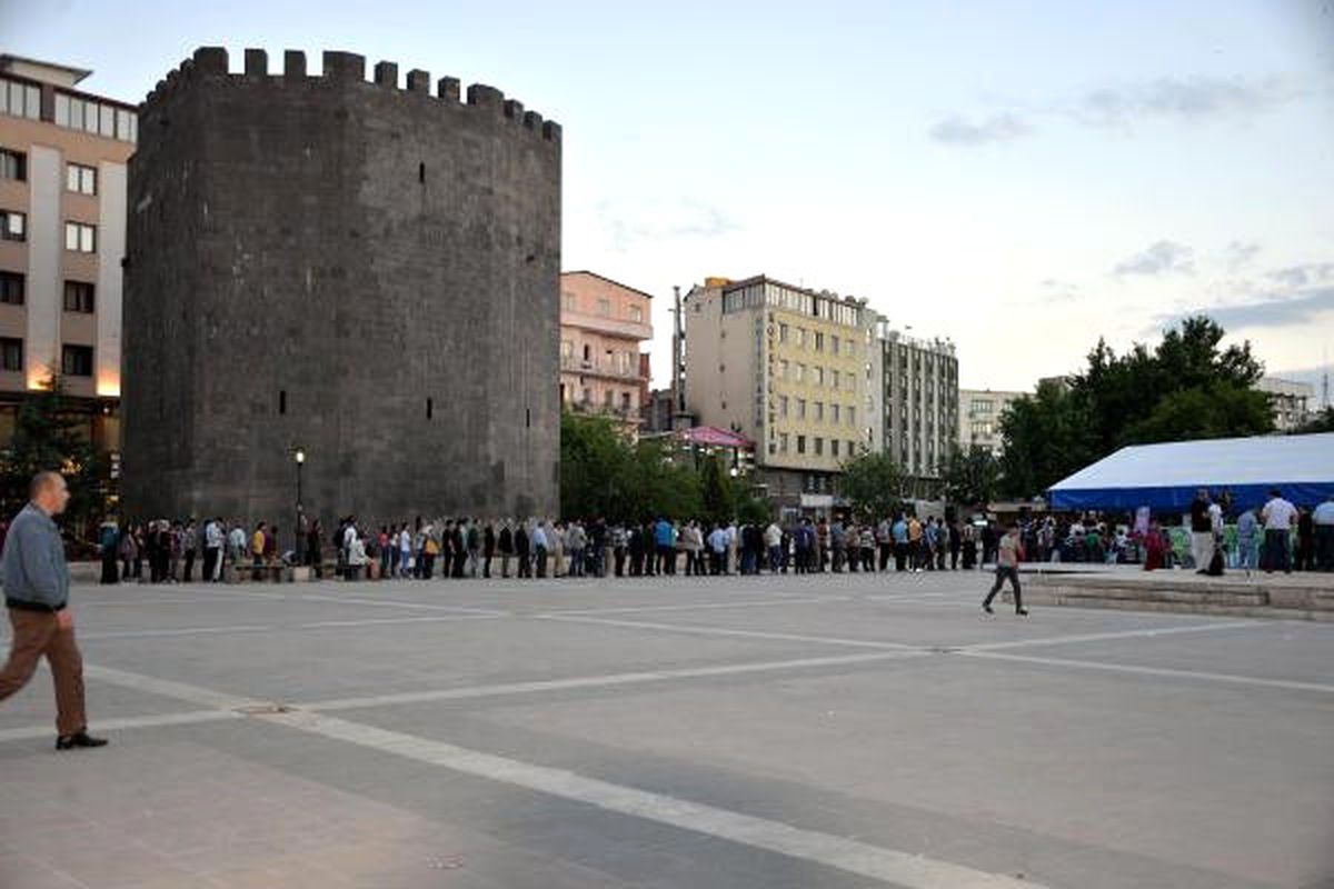 Diyarbakır\'da 8 İftar Çadırında, 9 Bin Kişi İftar Yaptı