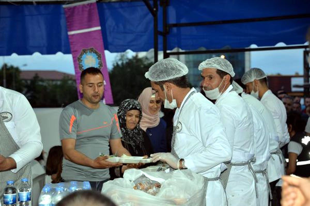 Diyarbakır\'da 8 İftar Çadırında, 9 Bin Kişi İftar Yaptı