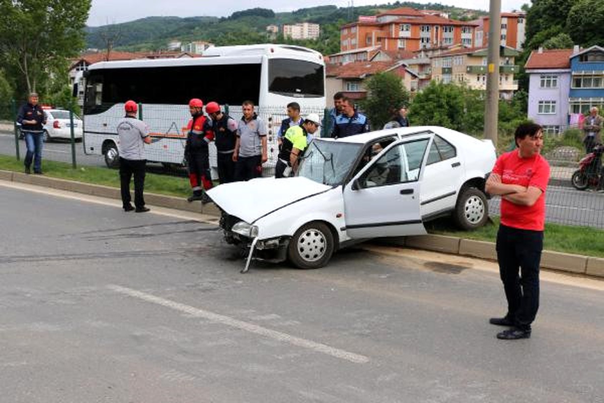Elektrik Direğine Çarpan Otomobilin Sürücüsü Yaralandı