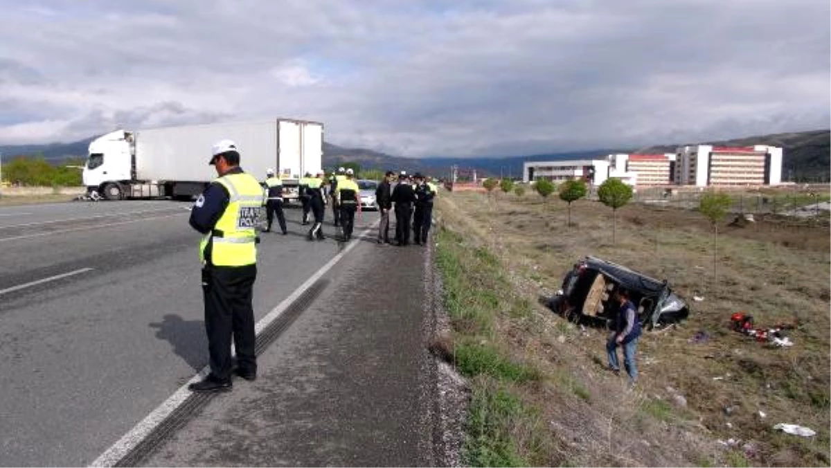 Erzincan\'da İki Otomobil Çarpıştı: 3 Yaralı