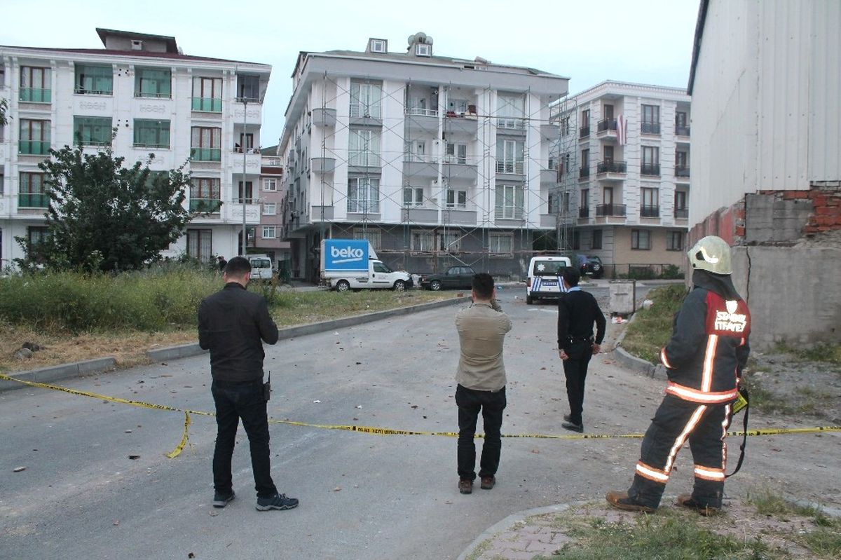 Esenyurt\'ta Akli Dengesi Bozuk Şahıs Polisi Alarma Geçirdi