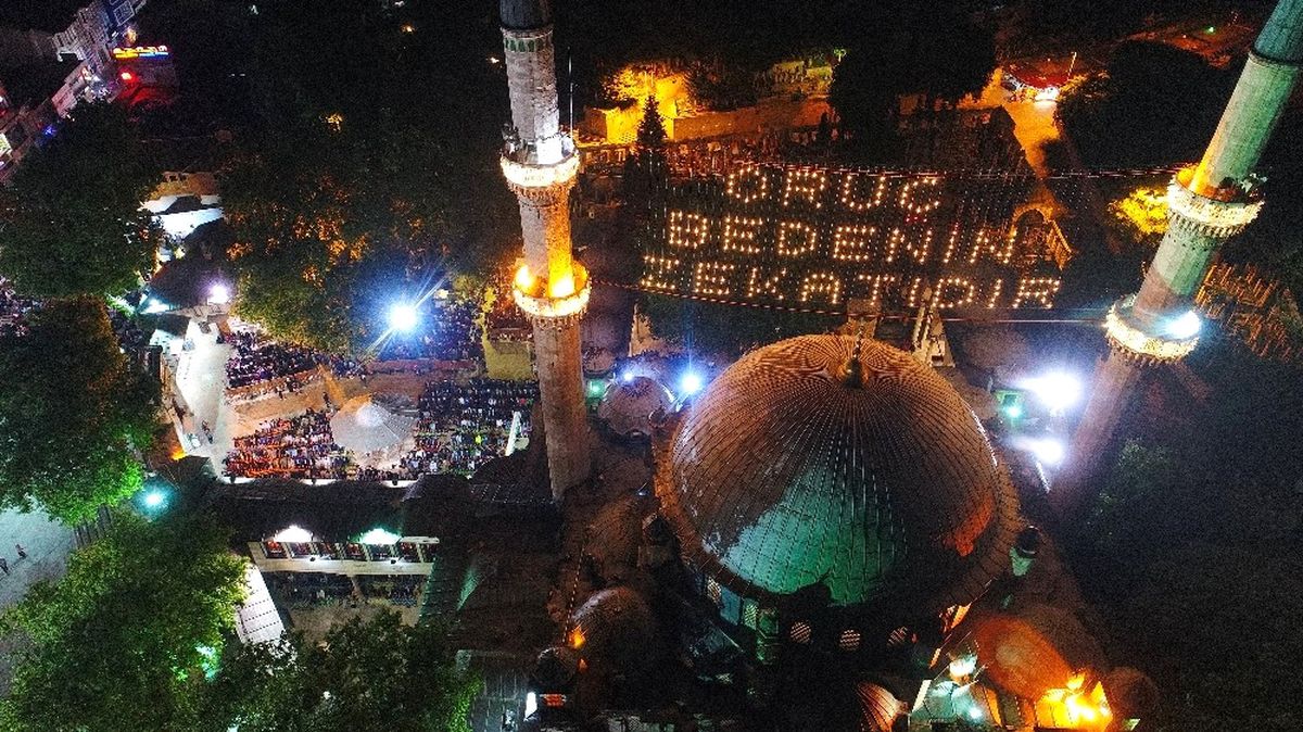 Eyüp Sultan\'da İlk Teravih Havadan Görüntülendi