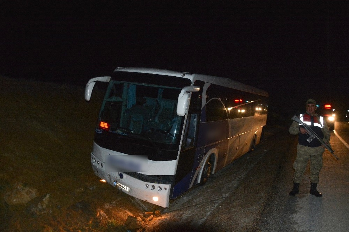 Farları Bozulan Yolcu Otobüsü Su Kanalına Düştü