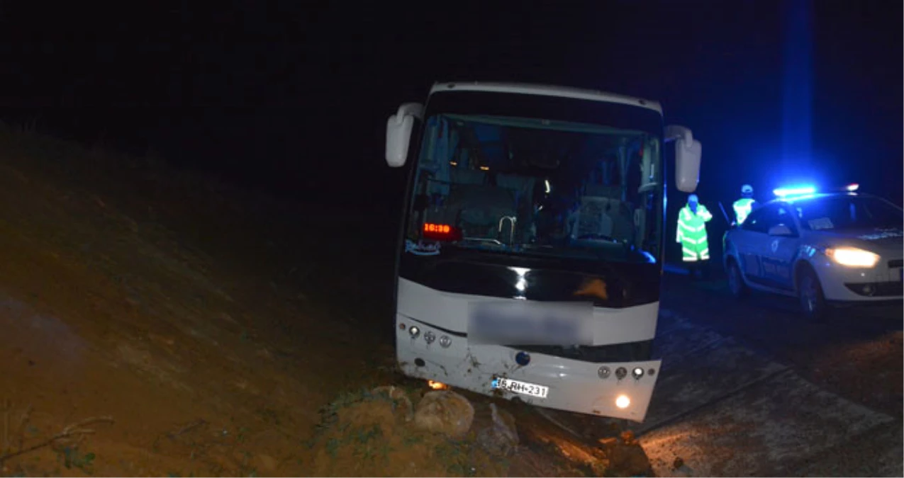 Farları Bozulan Yolcu Otobüsü Su Kanalına Düştü!