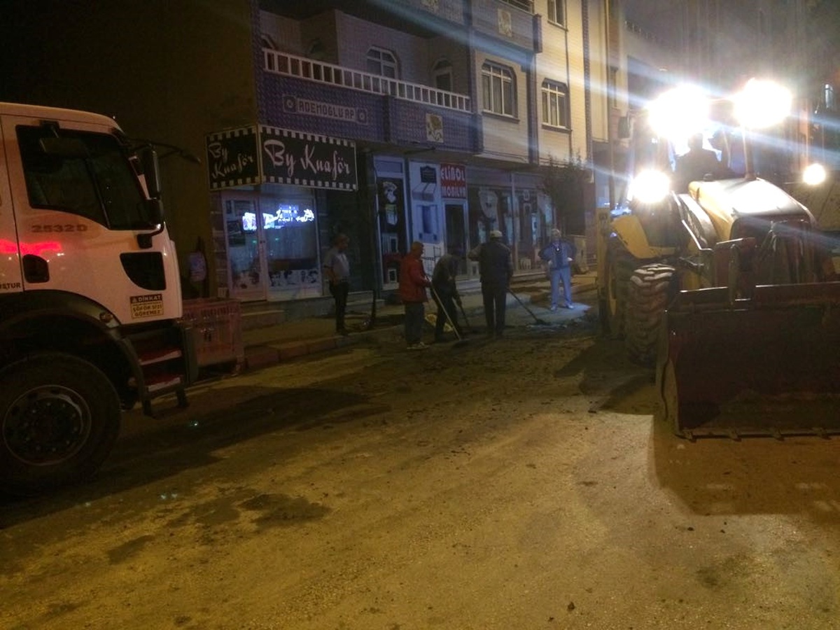 Fen İşleri Müdürlüğü Ekipleri\'nden gece Mesaisi…