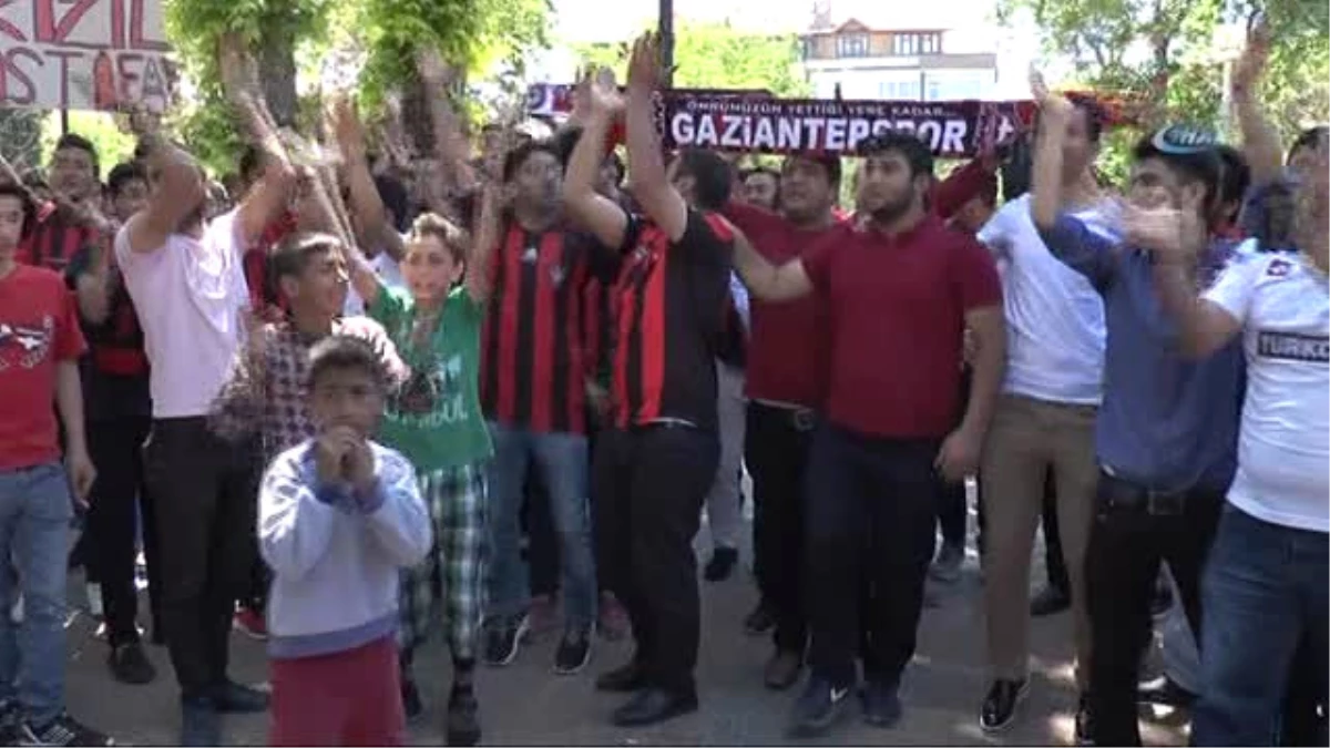 Gaziantep Taraftarından "Kızıl" Protestosu