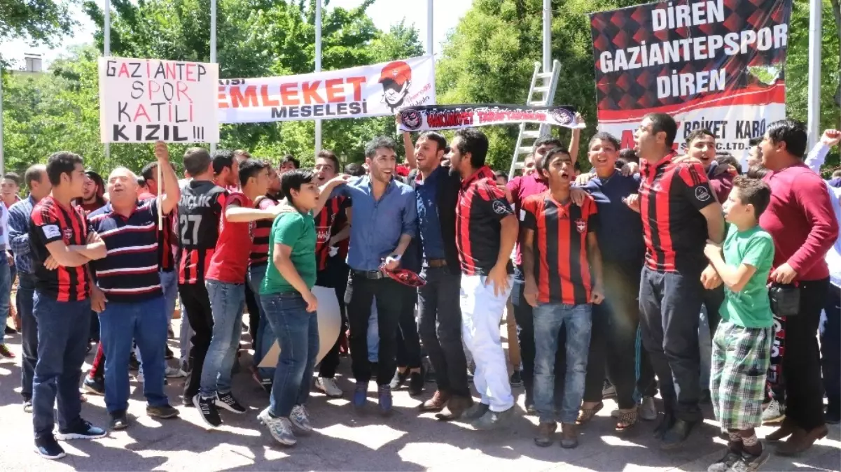 Gaziantep Taraftarından "Kızıl" Protestosu