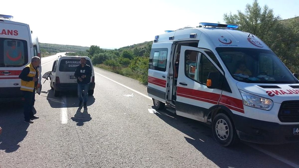 Hafif Ticari Araç Kamyona Çarptı: 2 Yaralı