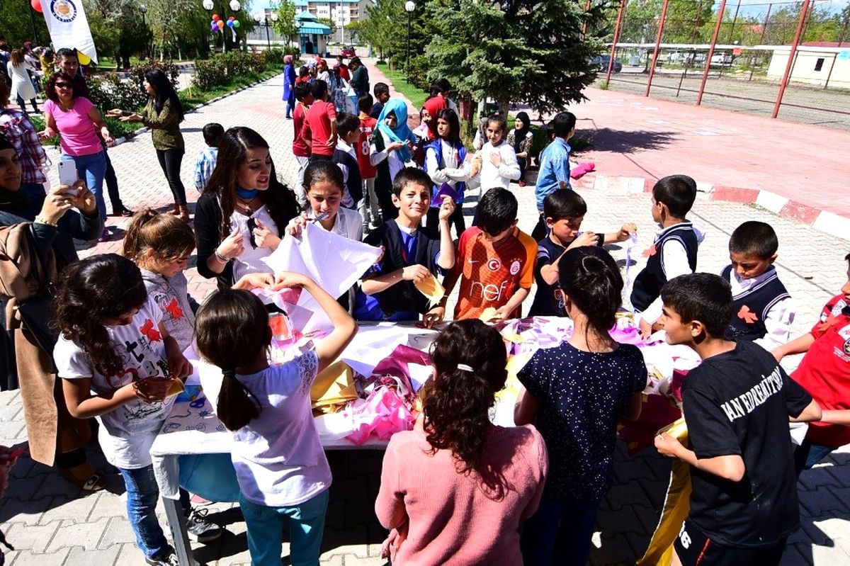 Hakkari\'de Çocuk Şenliği