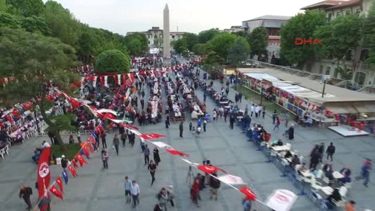 Havadan Görüntülerle) Sultanahmet\'te İlk İftar