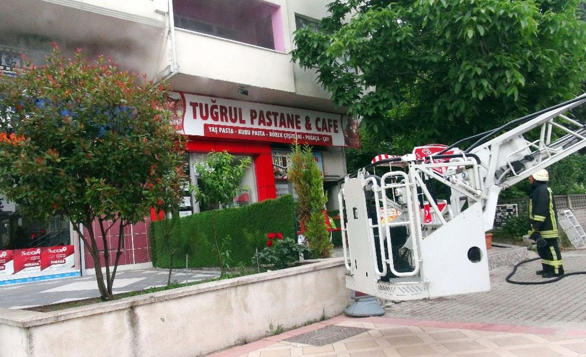 İftar Saati Çıkan Yangın Mahalleliyi Sokağa Döktü