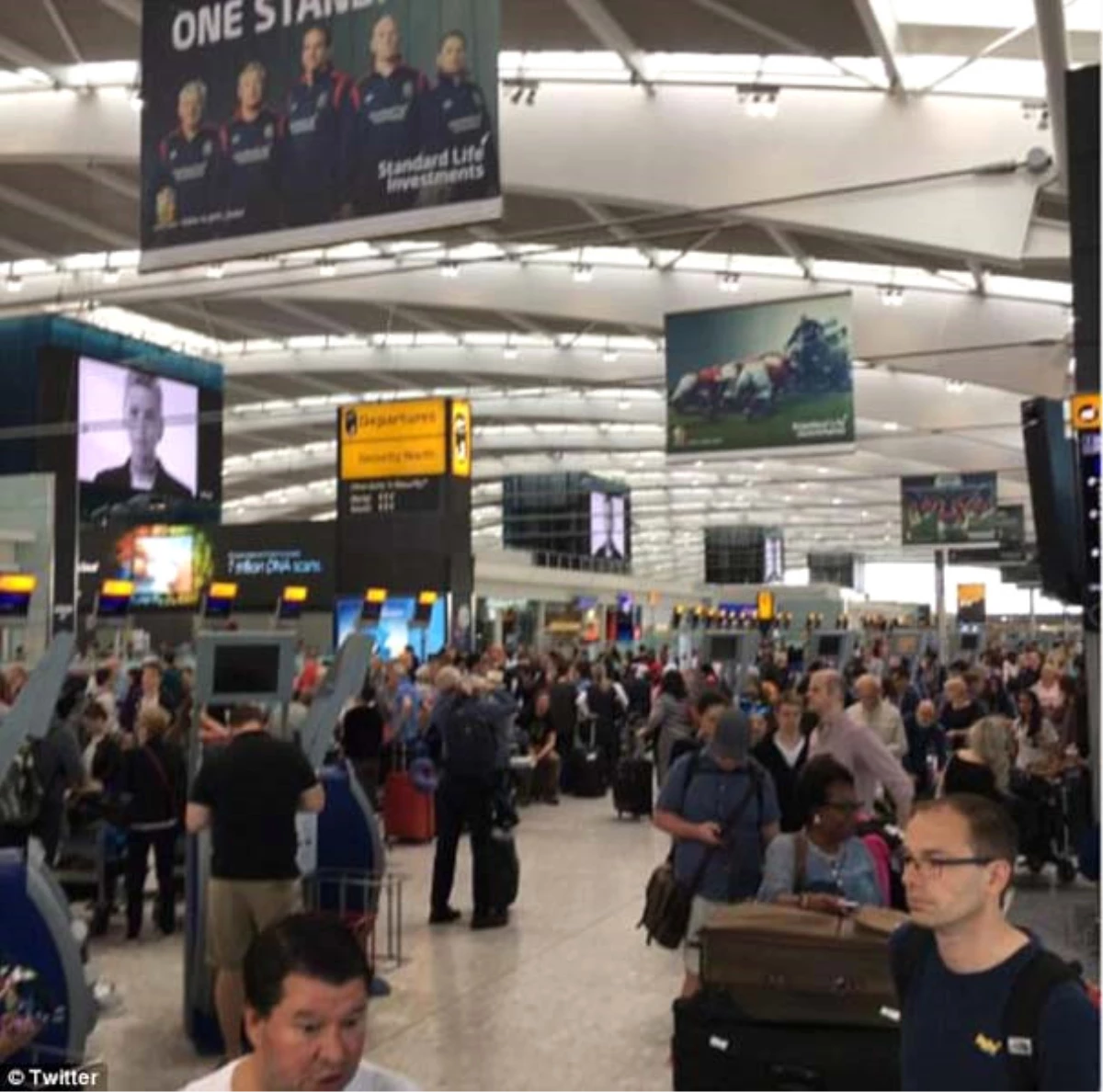 İngiltere\'de Binlerce Yolcu Havaalanlarında Kaldı