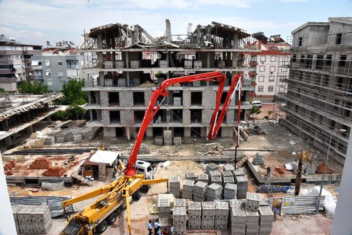 İnşaatın Çatısı Çöktü, İşçiler Yara Almadan Kurtuldu