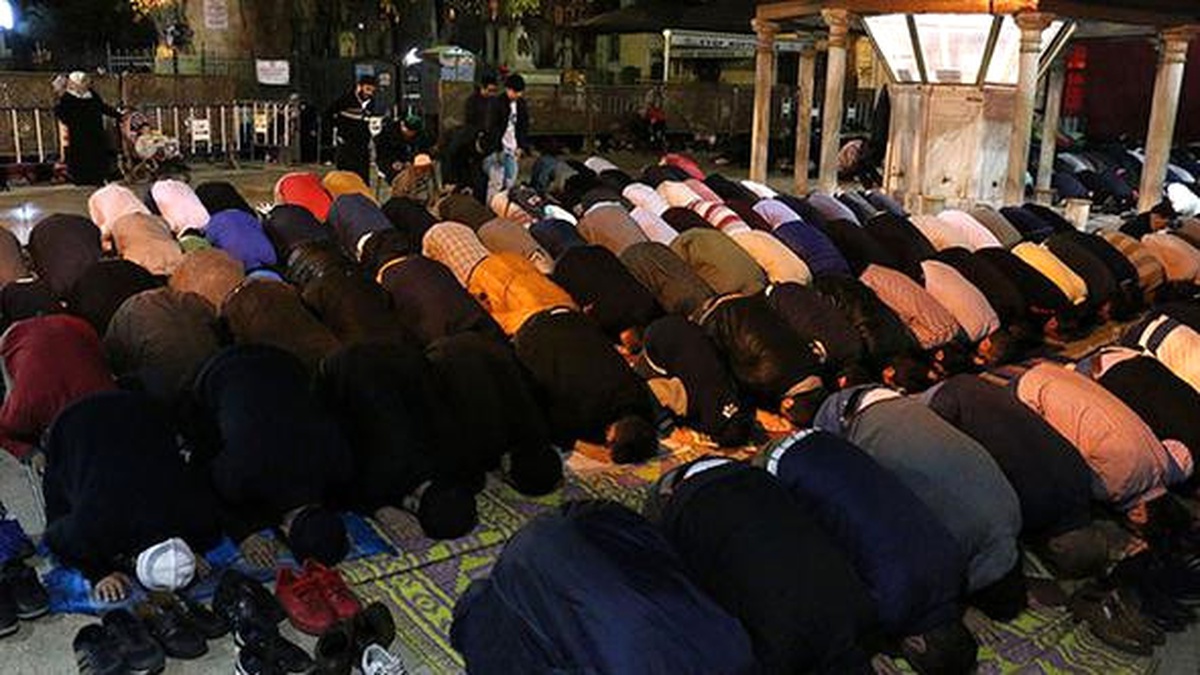 İstanbul\'da İlk Teravih Namazı Kılındı