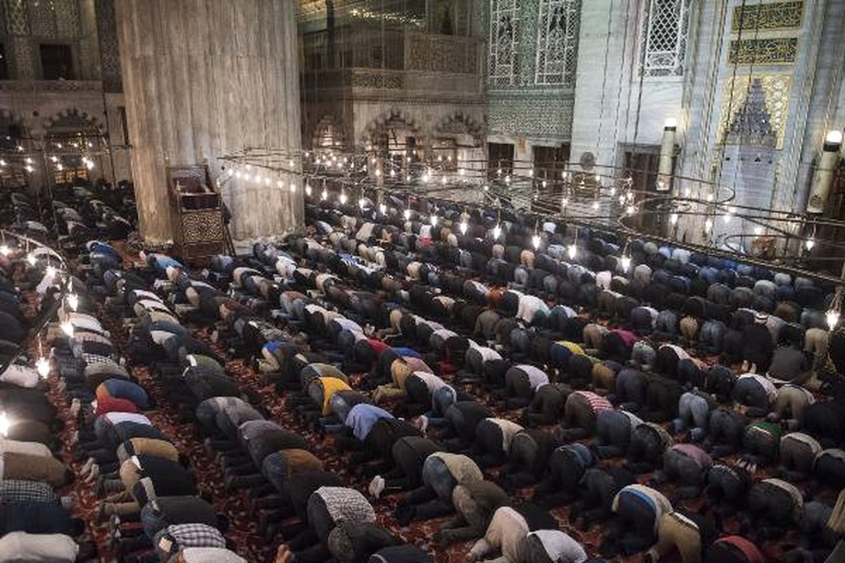 İstanbul\'da İlk Teravih Namazı Kılındı