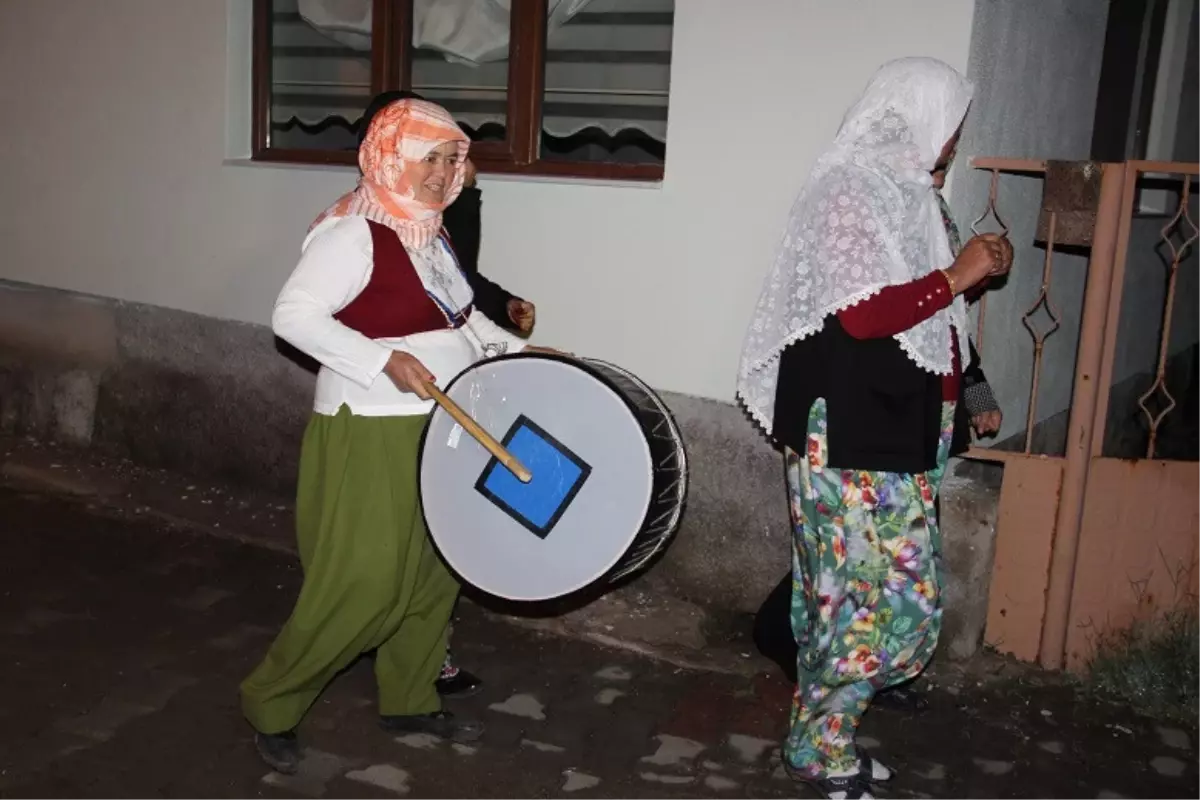 Kadınlar Davul Çalıp Mani Söyleyerek Köylüyü Sahura Kaldırdı