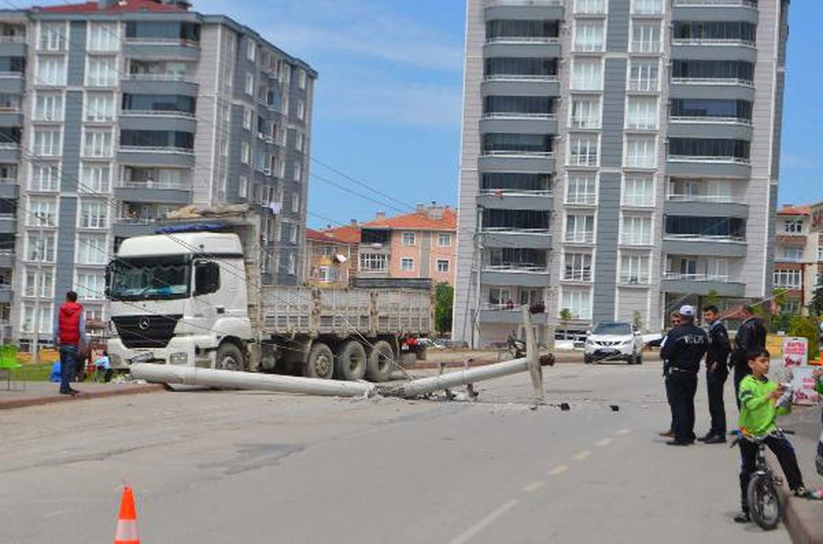 Kamyon Aydınlatma Direğine Çarptı