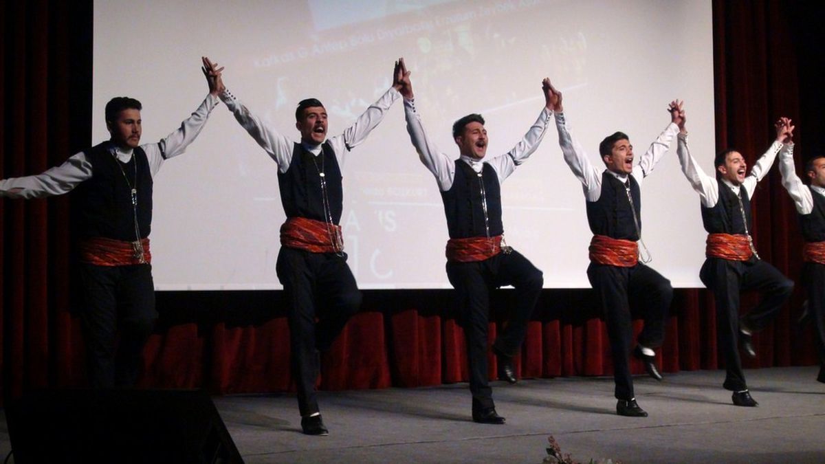 Kars\'ta Müzik ve Halk Oyunları Gösterisi