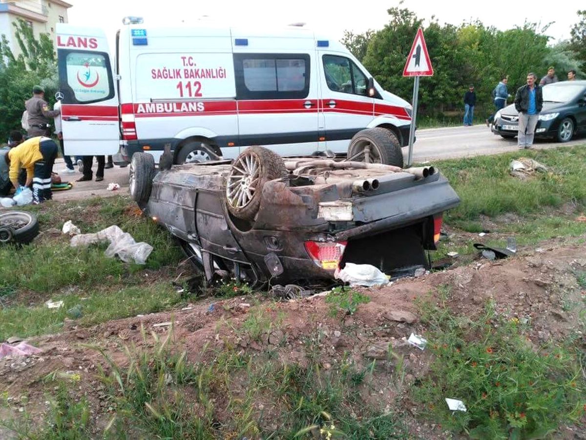 Kontrolden Çıkan Araç Takla Attı: 3 Ölü