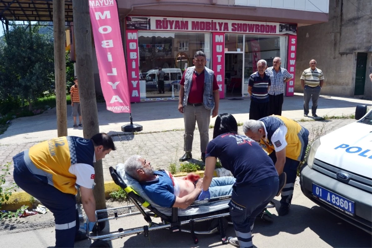 Kozan\'da Yolda Yürüyen Vatandaş Bıçaklandı