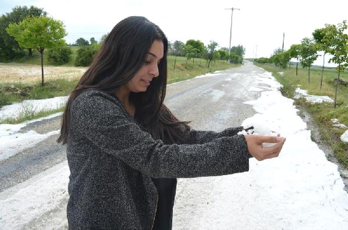 Kula\'ya Dolu Yağdı, Her Yer Bembeyaz Oldu