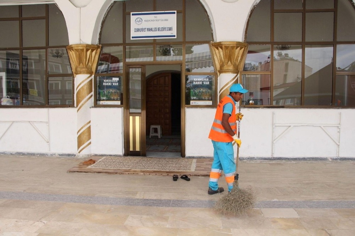 Kuşadası\'nda Camiler Ramazan İçin Temizlendi