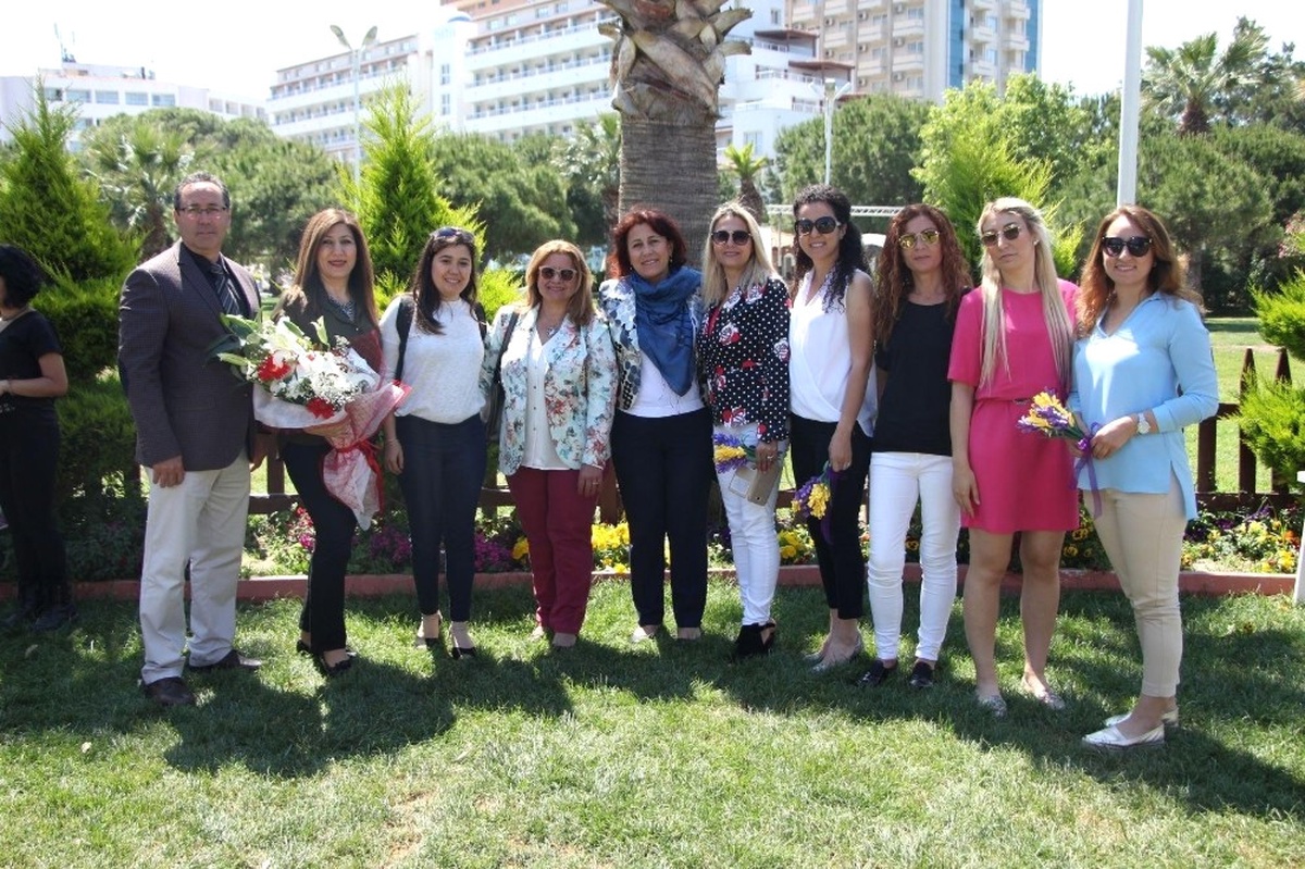 Kuşadası\'nda Minik Öğrencilerin Sertifika Sevinci