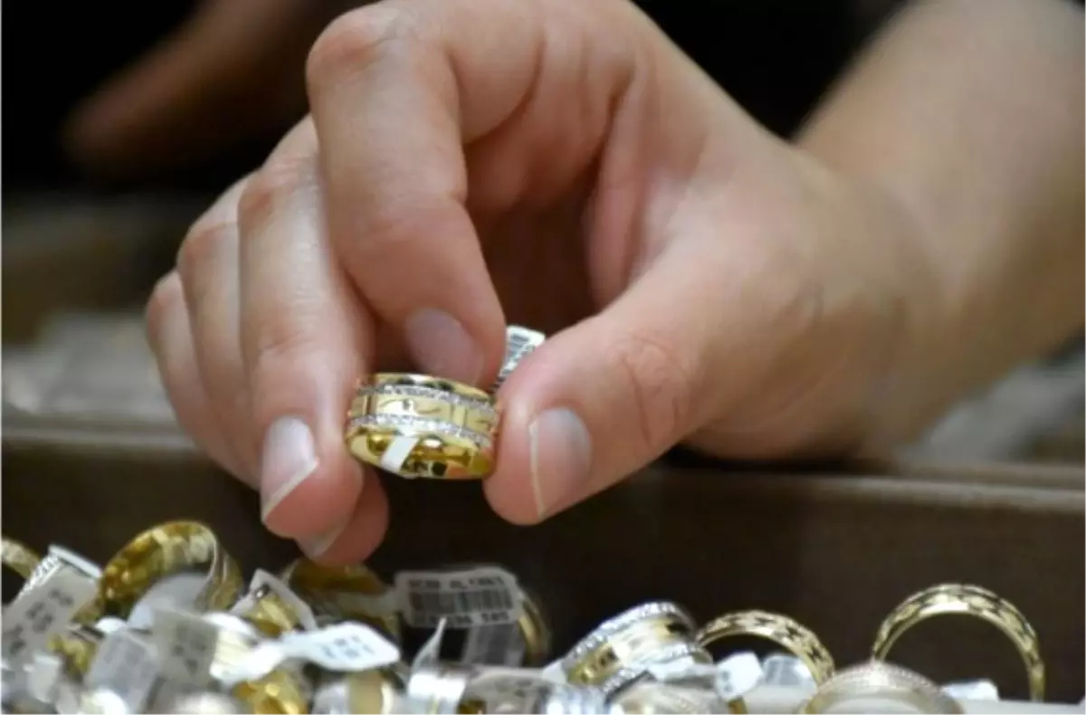Kuyumculardan Düğün Sezonu İçin 10 Bin Alyans Modeli