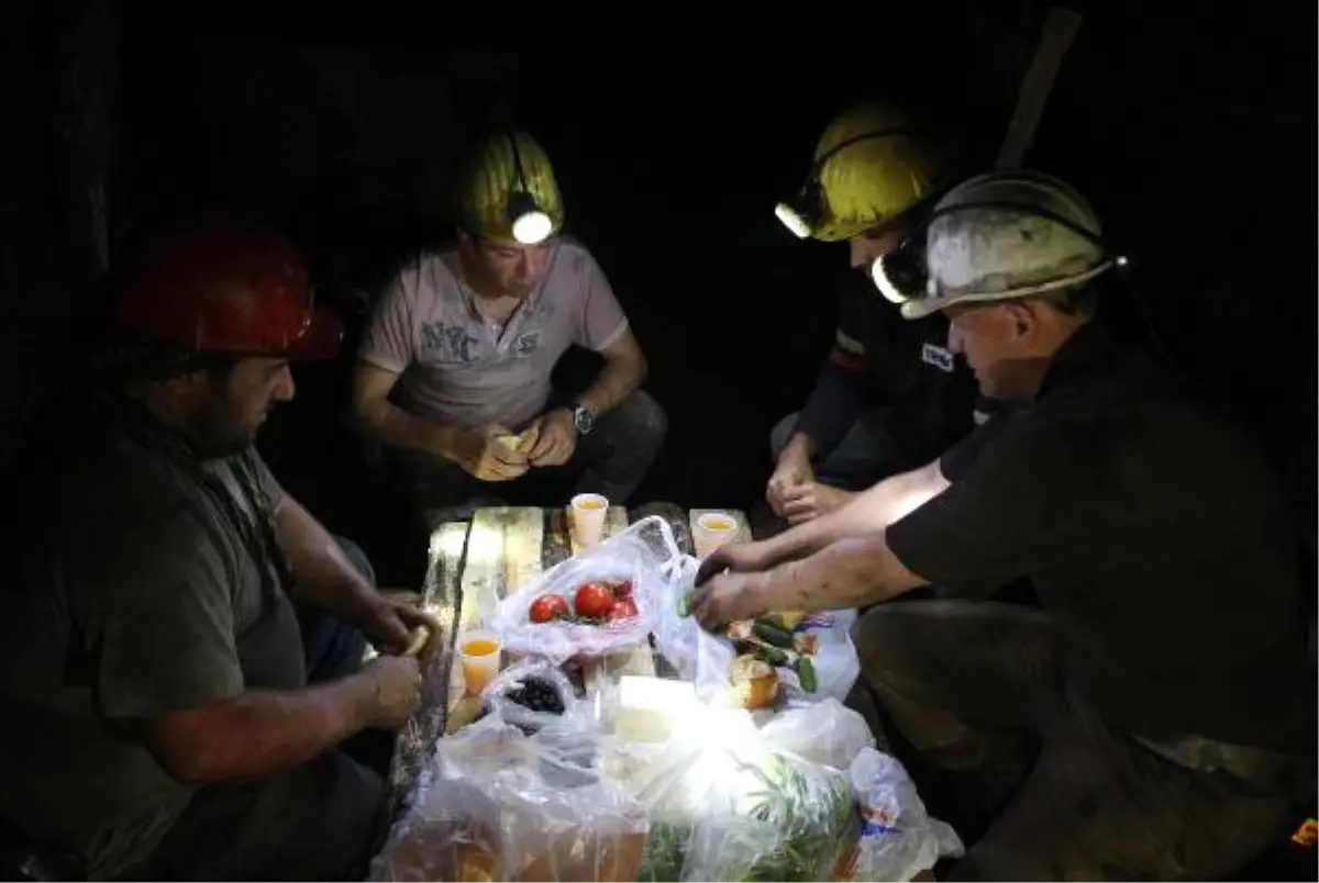 Maden İşçileri Yerin Metrelerce Altında Sahur Yaptı