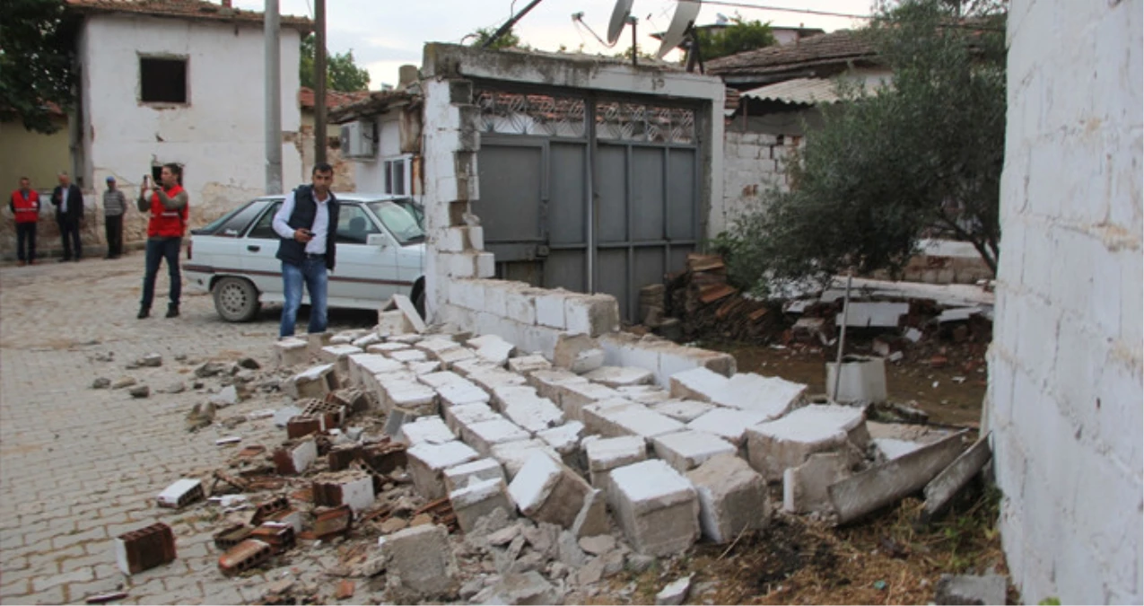 Manisa\'da İftara 1,5 Saat Kala Deprem Olunca Oruçlarını Sokakta Açtılar