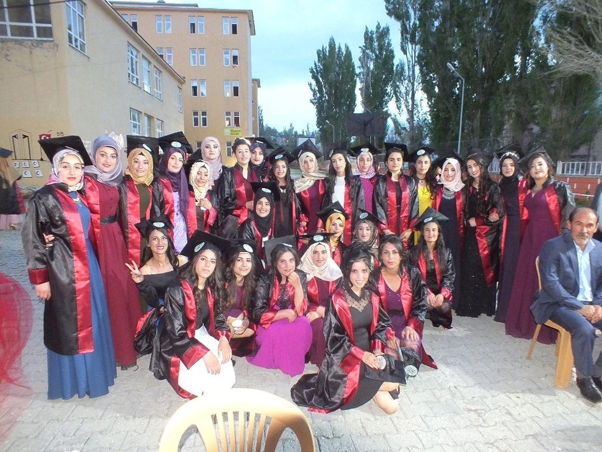 Mesleki ve Teknik Anadolu Lisesi\'nde Mezuniyet Töreni Sevinci