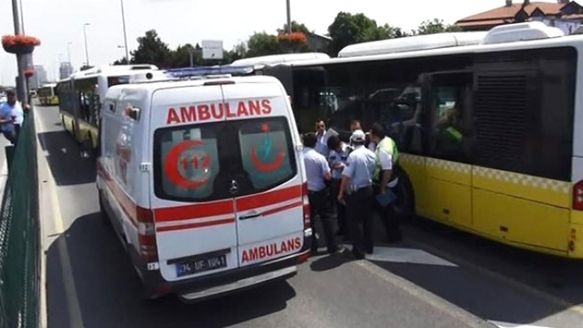 Metrobüs Bariyerlere Çarptı: 5 Yaralı