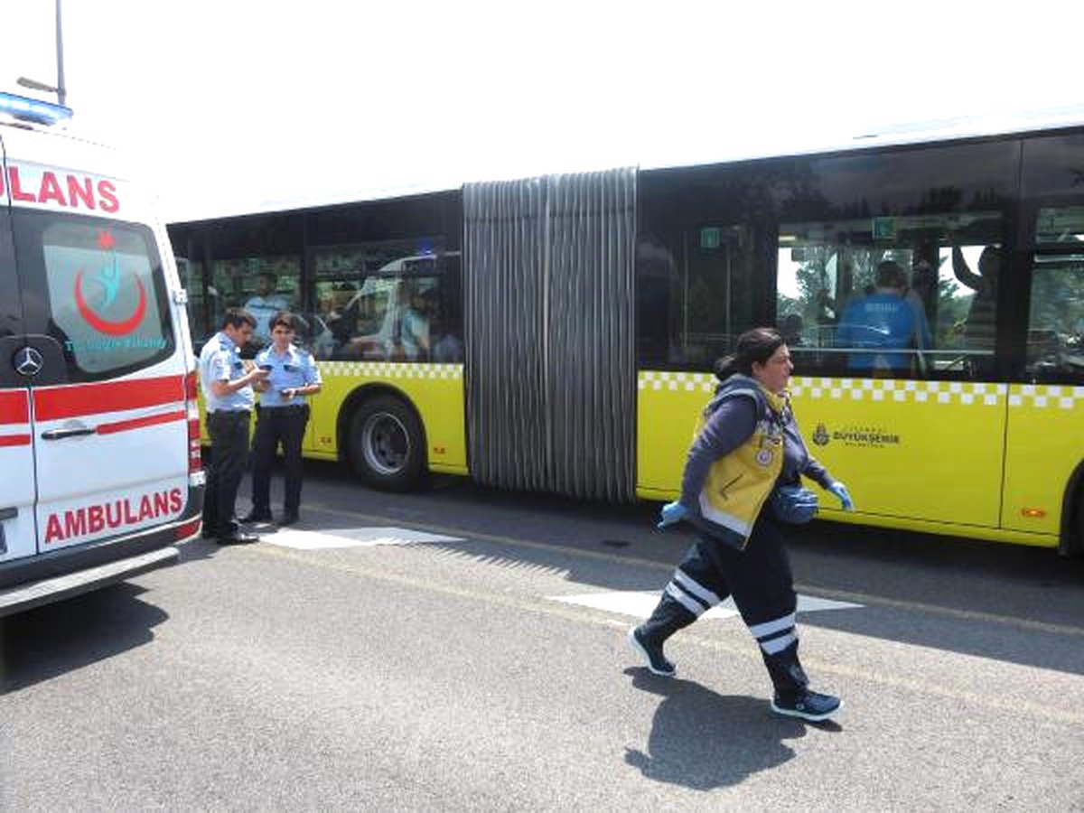 Metrobüs Bariyerlere Çarptı, 6 Yolcu Yaralandı