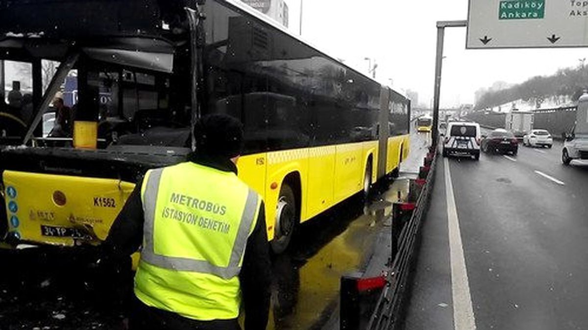 Metrobüs Kaza Yaptı; 5 Yaralı (2)